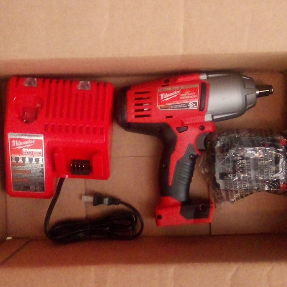 Milwaukee Tool Impact Wrench 1/2 in with battery and charger